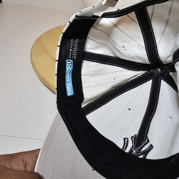 47 BRAND NEW YORK YANKEES STRAP BACK HAT PINSTRIPE WHITE AND BLACK YOUTH ADJUSTA - Picture 6 of 7